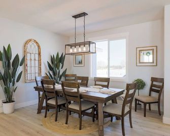 Cozy 6 bedroom home minutes from Rigby Lake - Rigby - Dining room