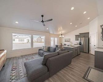 Barcelona Retreat - Idaho Falls - Sufragerie