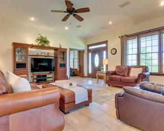 Spacious Greenbrier Vacation Rental on about 4 Acres! - Greenbrier - Living room