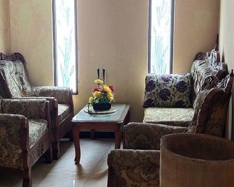 Penginapan Indah Lestari - Batu - Sala de estar