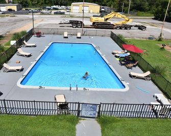 Corinth Inn & Suites - Corinth - Piscina