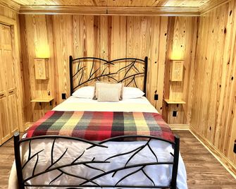 Peaceful Cabin with Dock and Pond Views in Georgia - Claxton - Bedroom