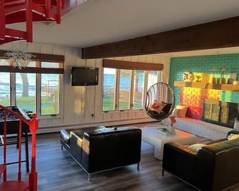 Beachfront Bungalow Retreat on Lake Huron! #9 - Port Austin - Living room