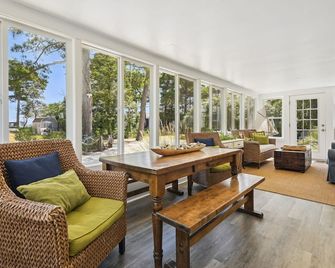 Hideaway in Hays Beach: 1 Minute Walk to Western Sandy Shore of Chesapeake Bay - Scotland - Living room