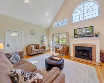 Shangri-La -dogs friendly, firepit, wifi, 2 kayaks, 2 kitchens, and a Pool Table - Huddleston - Living room