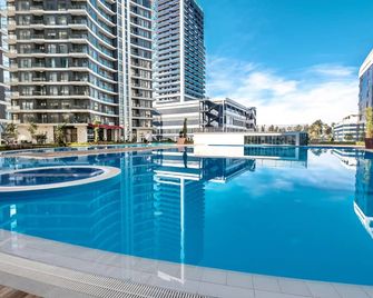 White Sails Residential Hotel - Batum - Piscina