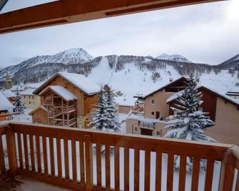 Traditional Alpine chalet for 11 guests in Montgenevre, pet-friendly - Montgenèvre - Balcon