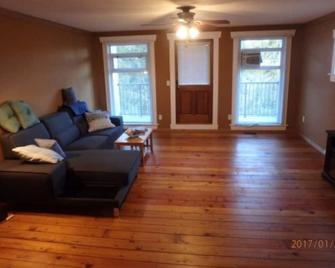 Beautiful 1bedroom suite 10 minutes away from spectacular Shuswap Lake! - Sorrento - Вітальня