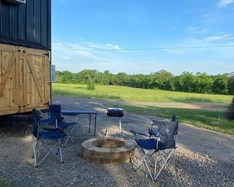 The Arkansas Tiny House - Mulberry - Patio