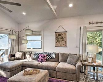 Lovely Toledo Bend Studio w/ Scenic Views! - Many - Living room