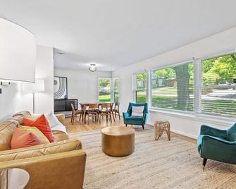 Charming Arboretum Getaway - Main House - 達拉斯 - 客廳