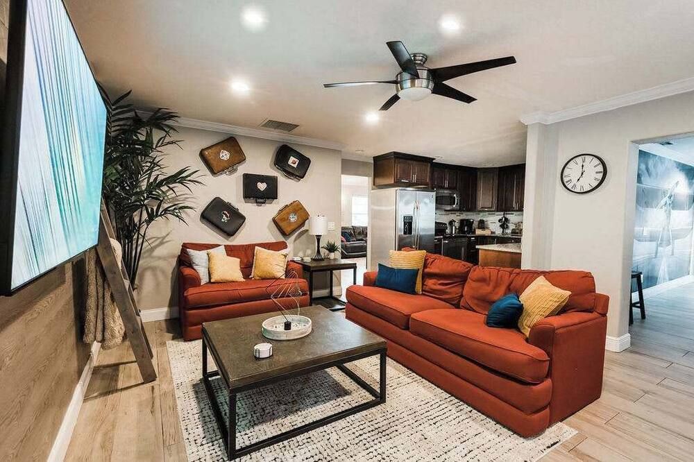 Travel Themed Property with Backyard Oasis