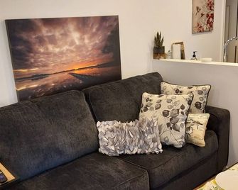 The Eagles Nest: Visit With Nature.Bold Eagles,deer, Cranes,visit Naskila Casino - Livingston - Sala de estar