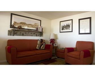 Cozy 2 BR on 4 acres with orchard - Rosamond - Living room