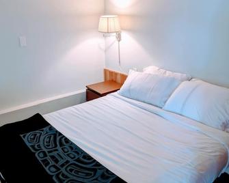 Gordie's Inn & Suites - Alert Bay - Bedroom
