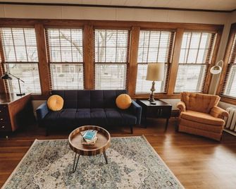 Charming 4 bedroom home near Downtown. - Burlington - Wohnzimmer