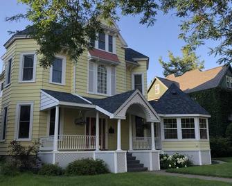 Morris House Apartment - La Crosse - Building