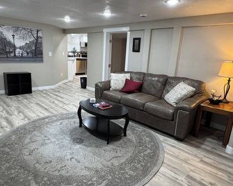 Cozy 2-bedroom basement ADU in charming Oregon City with WiFi & AC - Oregon City - Living room