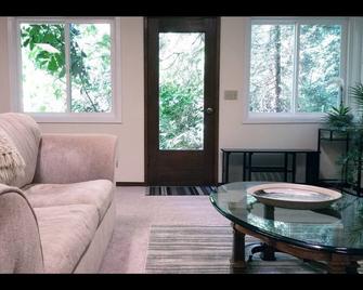 Woodland retreat minutes from Microsoft - Bellevue - Living room