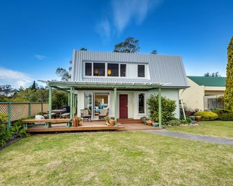 Jacaranda Lodge - Napier Hill Holiday Home - Napier