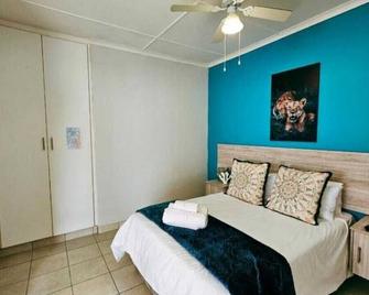 Sea Breeze Manor - Aqua Unit - East London - Bedroom