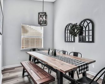 Modern Green Cove Springs 7Beds Fence Garage Beach45min1 of 7 local properties - Green Cove Springs - Dining room