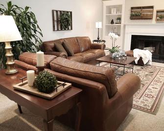 Close To Dfw Airport, All Sport Venues & Shopping - Colleyville - Living room