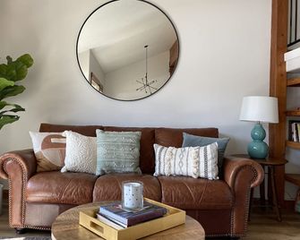 Walking Distance To Lake, Modern Condo W Indoor Pool, Hot Tub, And Gym - McCall - Obývací pokoj
