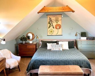 Cozy Backyard Log Cabin/ Great Sunsets/10 min North of Asheville/easy access - Weaverville - Bedroom