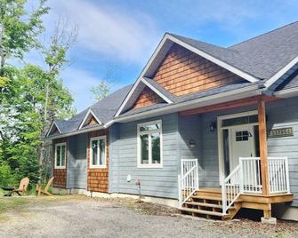 Luxury Lake Cottage with a rustic vibe just 2.5hrs away from GTA. - Dunchurch - Building