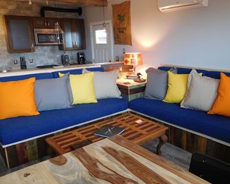 Sierra Vista Guest House-With Hot Tub For Stargazing-No Extra Cleaning/Pet Fees - Alpine - Salon