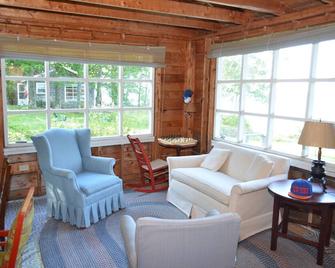 Waterfront summer home. Sit back and soak in the views - Blue Hill - Sala de estar