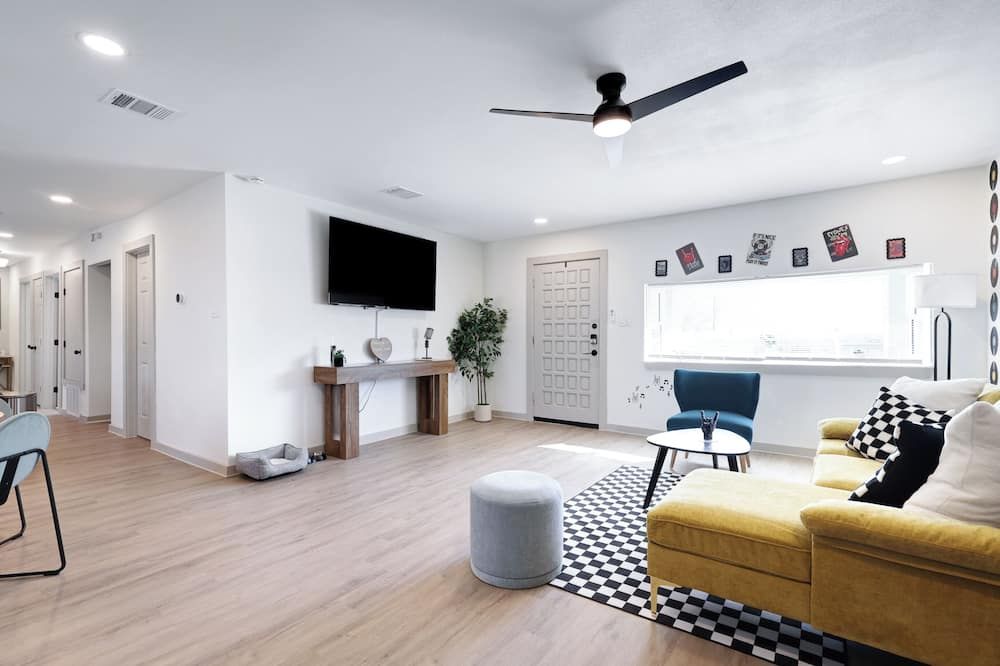 Bmt Vinyl Studio - San Antonio - Living room