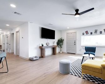 Bmt Vinyl Studio - San Antonio - Living room