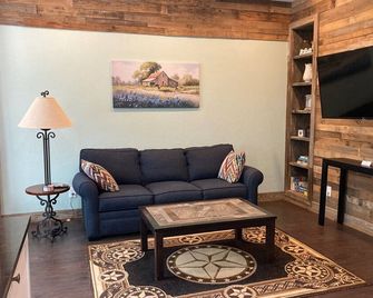 The Texas Roost - 1-bedroom country guest house 7.4 miles to Kilgore College. - Kilgore - Sala de estar