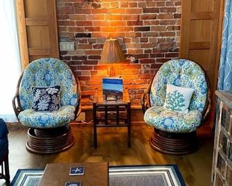 Unique loft experience in downtown Apalachicola - Apalachicola - Huiskamer