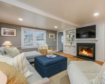 Tide the Knot: Cozy Cape w/ Yard & Central A/C - Hyannis - Living room