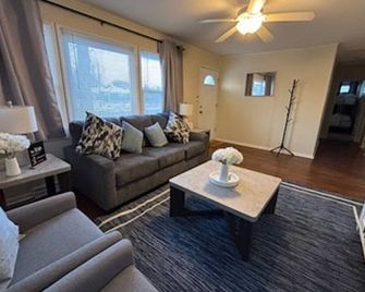 Charming 3 bed 1 story Home near Naval Base - Waukegan - Living room