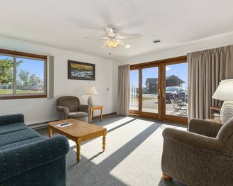 Pelican Lakes Motel - Breezy Point - Living room