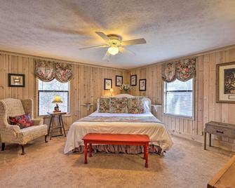 Cozy Caymus Cabin about 3 Miles to Callaway Gardens! - Pine Mountain - Slaapkamer