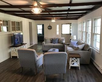 Pitman Pointe Estate w/ Lake View - Somerset - Living room
