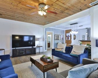 King Bed Entire Home with Kitchen near ACU Abilene, Zoo - Abilene - Living room