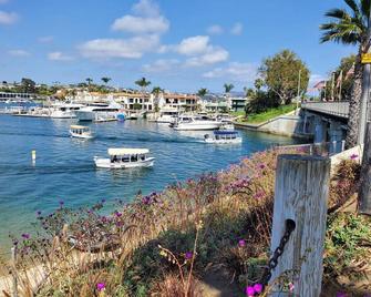Darling Balboa Island Getaway | Bay Views, Sunny Patio | Wildly Walkable - No Car Needed! - Newport Beach - Outdoors view