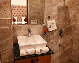 Hotel Lake View - Near Sukhna Lake - Chandigarh - Bad