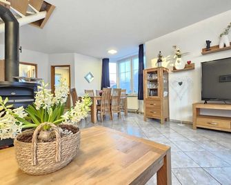 Ferienhaus Backbord im Bootshaus - Nessmersiel - Wohnzimmer