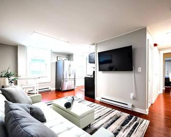 Redwood loft at Park Place King bed walk in closet fast WIFI and free coffee - Wilmington - Sala de estar
