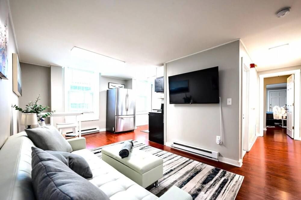 Redwood loft at Park Place King bed walk in closet fast WIFI and free coffee - Wilmington - Bedroom