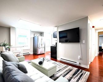 Redwood loft at Park Place King bed walk in closet fast WIFI and free coffee - Wilmington - Bedroom