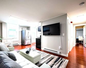 Redwood loft at Park Place King bed walk in closet fast WIFI and free coffee - Wilmington - Bedroom