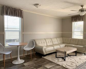 Cozy 2 bed 1 bath centrally located - Prairieville - Living room